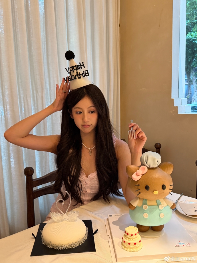 韦世豪社媒祝妻生日：永远18岁