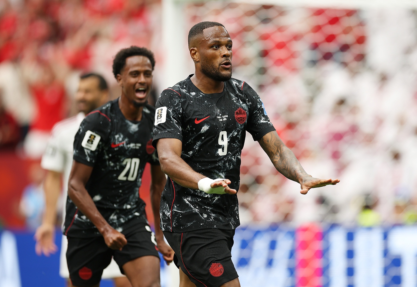 戴维双响+造红 加拿大半场3-0碾压制十人卡塔尔