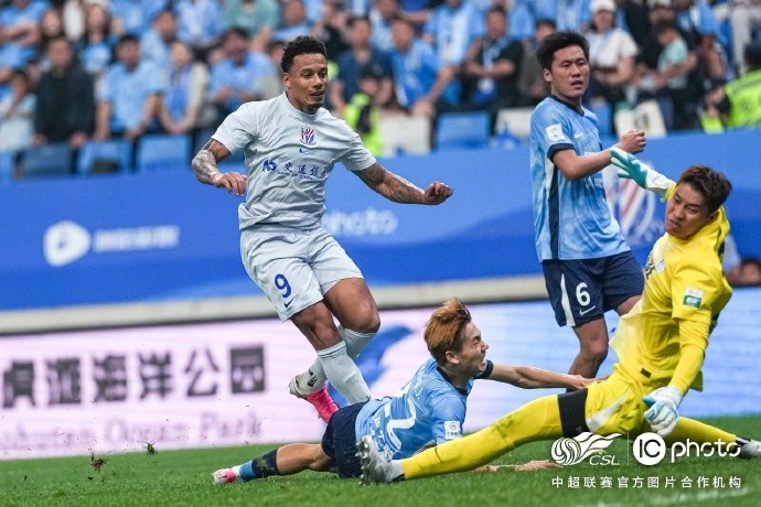 上海申花客场4-1逆转大连英博，拉唐独中两元