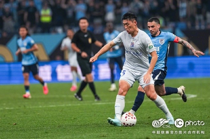 上海申花客场4-1逆转大连英博，拉唐独中两元