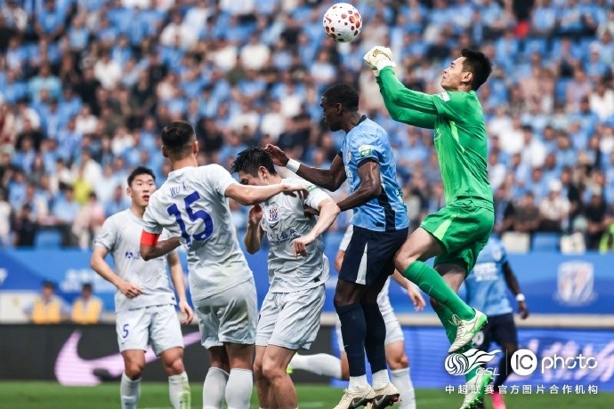 上海申花客场4-1逆转大连英博，拉唐独中两元