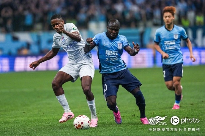 上海申花客场4-1逆转大连英博，拉唐独中两元