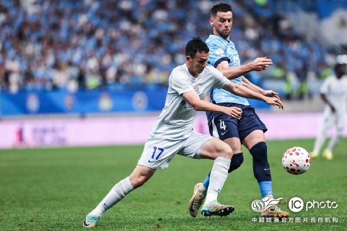 上海申花客场4-1逆转大连英博，拉唐独中两元