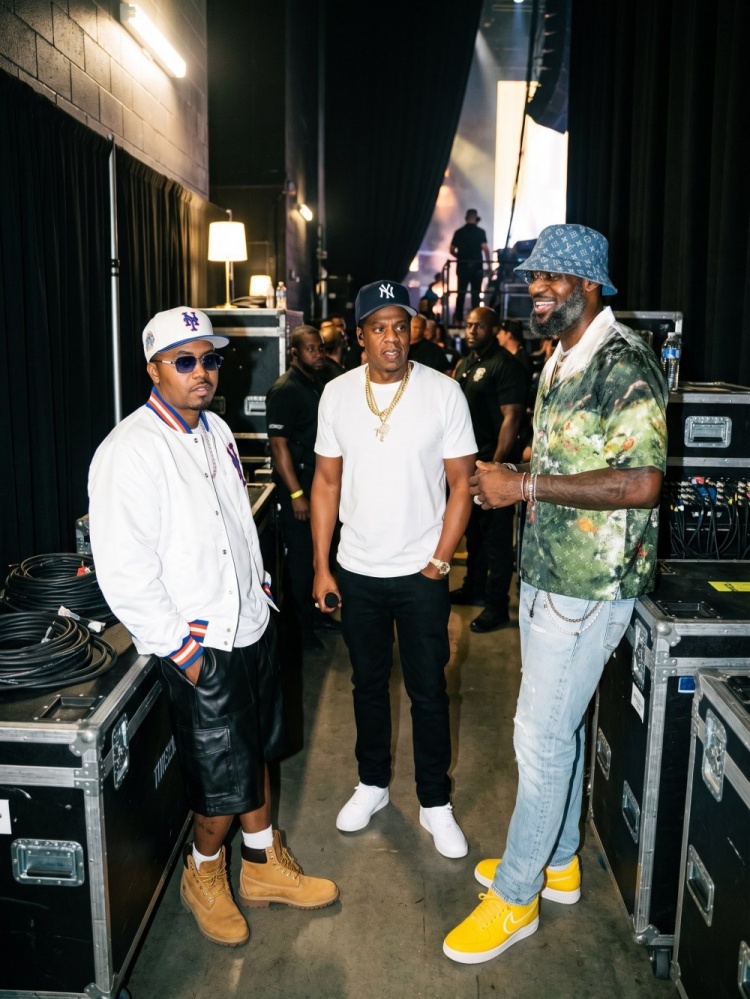 詹姆斯现身Jay-Z30周年演唱会后台 与Jay-Z、Nas同框 詹姆斯现身Jay-Z30周年演唱会后台 与Jay-Z、Nas同框
