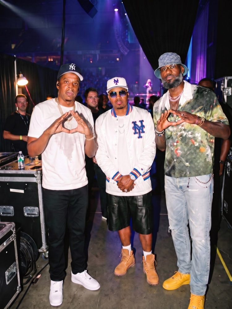 詹姆斯现身Jay-Z30周年演唱会后台 与Jay-Z、Nas同框