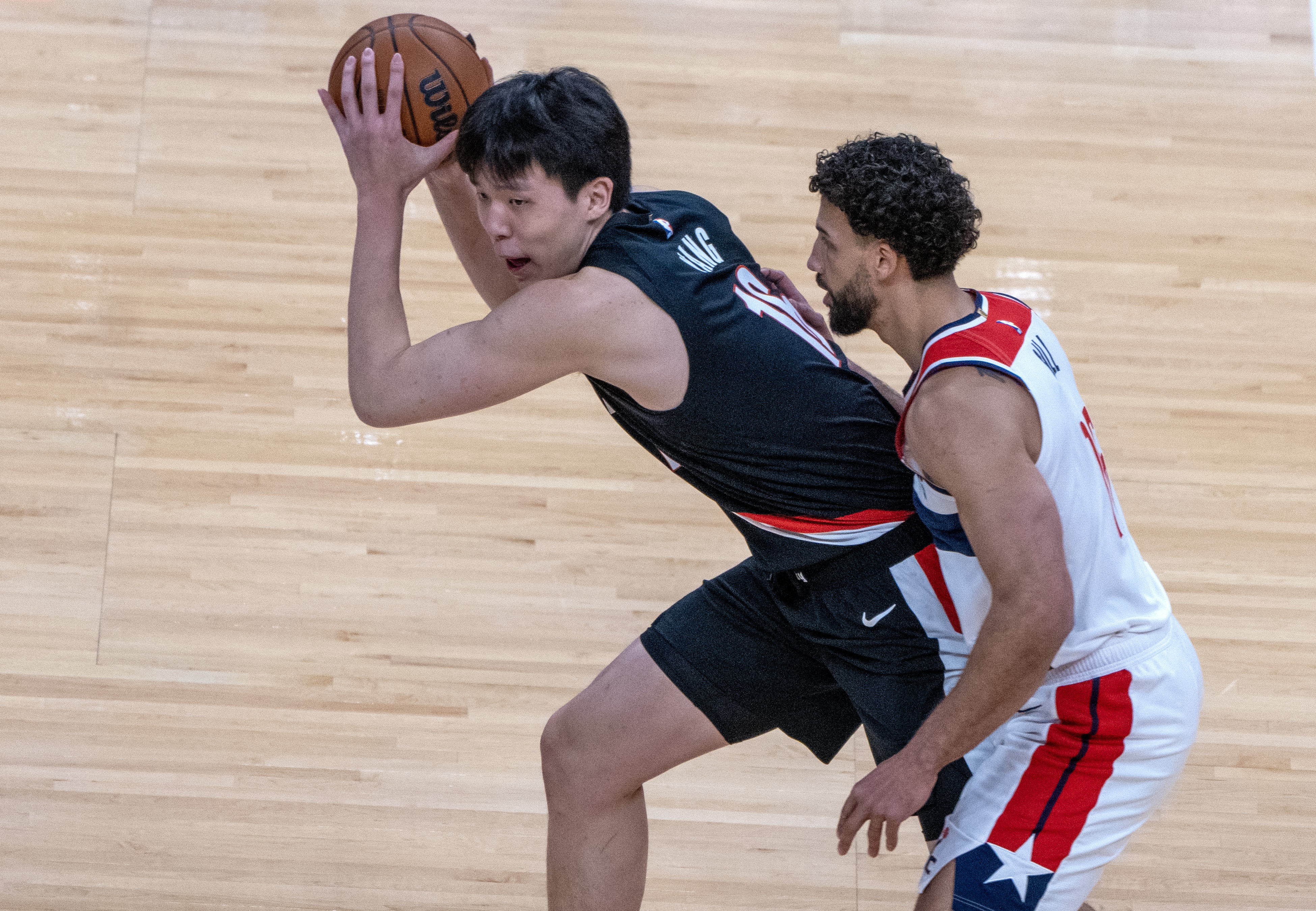 开拓者自媒体:杨瀚森上限进攻枢纽下限边缘人,弱点在NBA被放大