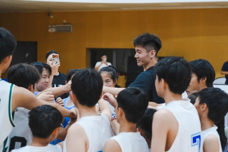 深圳男篮校园行：三名球员现场教学，校女篮此前夺区冠军