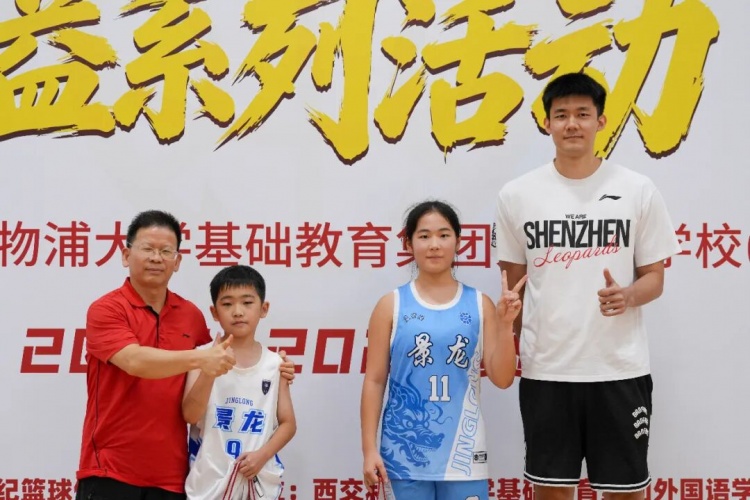 深圳男篮校园行：三名球员现场教学，校女篮此前夺区冠军