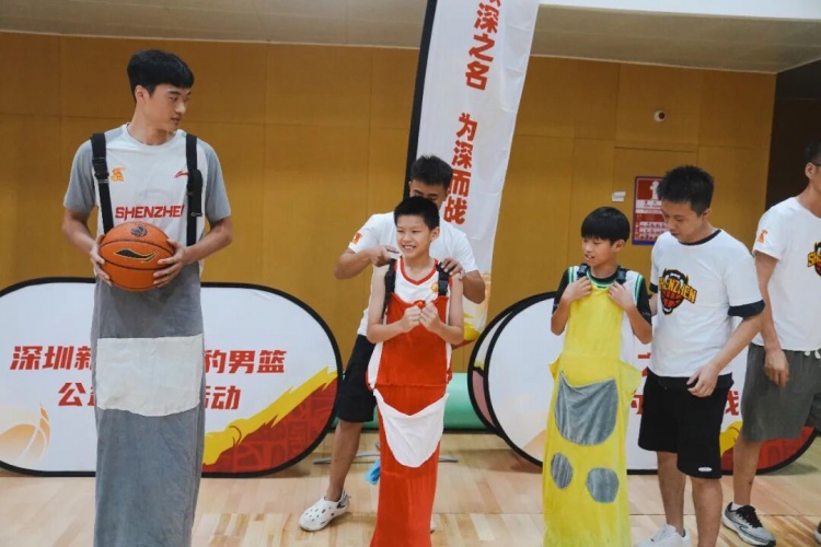 深圳男篮校园行：三名球员现场教学，校女篮此前夺区冠军