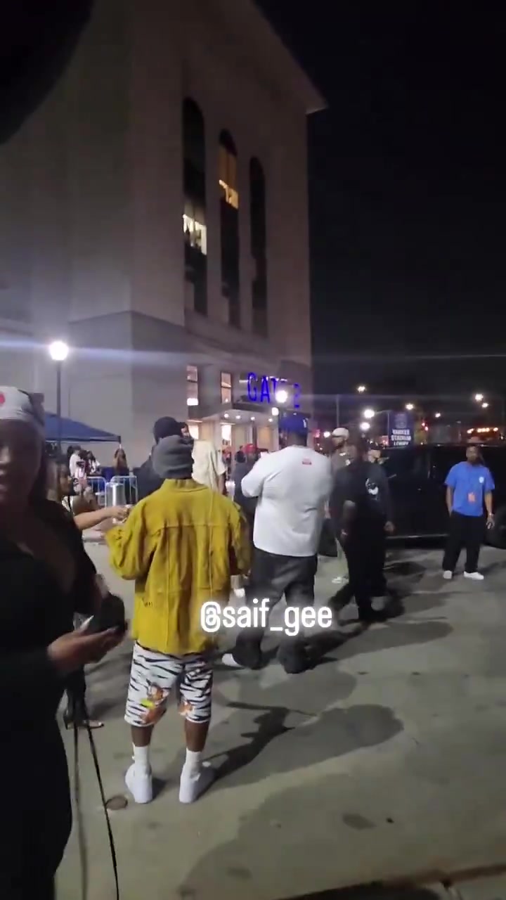 尼克斯球迷场边喊话塔图姆：我们得帮你逃出波士顿，那里种族歧视太严重