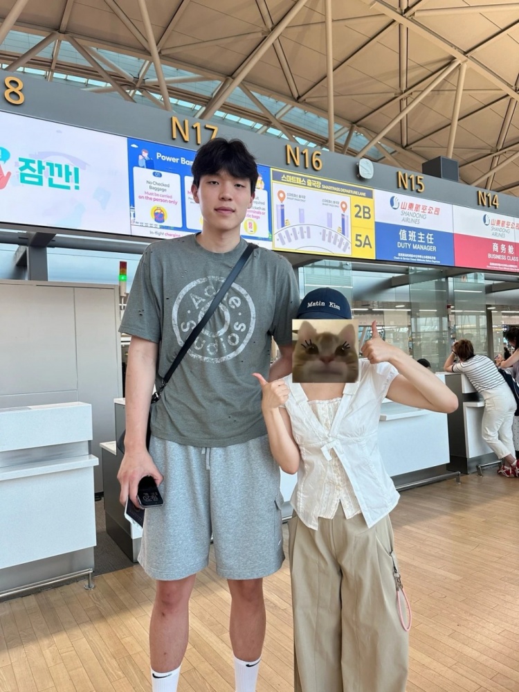 杨瀚森机场被偶遇 淄博博主晒合照称性格nice