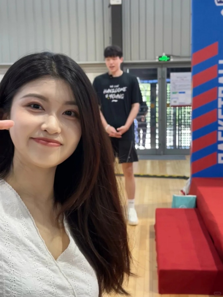 杨瀚森机场被偶遇 淄博博主晒合照称性格nice