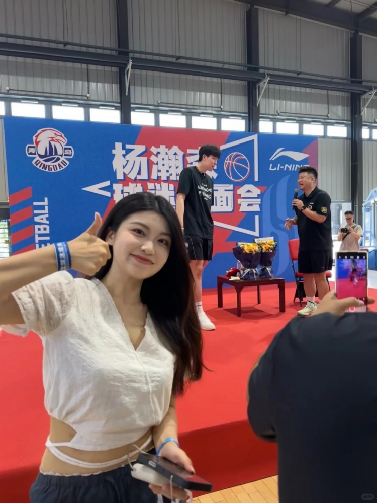 杨瀚森机场被偶遇 淄博博主晒合照称性格nice