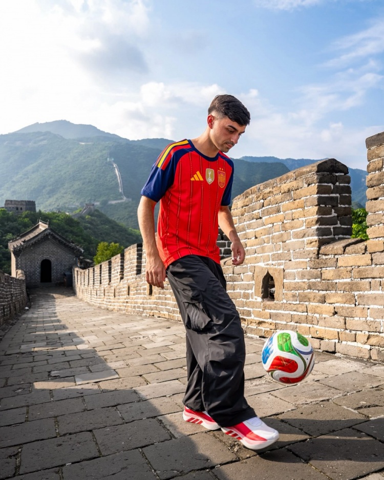 佩德里中国行打卡：晒照长城与北京