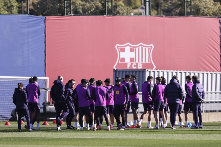 巴萨英格兰拉练第三课：费尔明阿劳霍恢复合练，德容治疗中现身