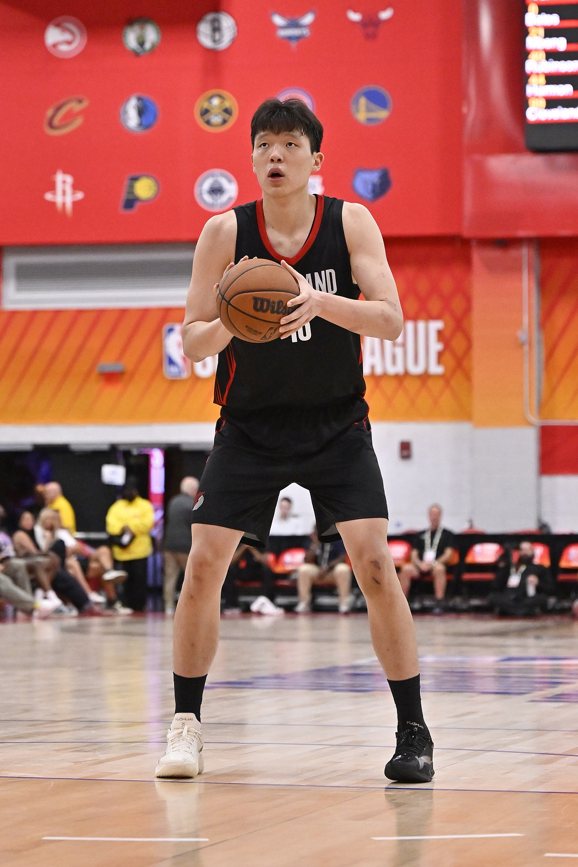 杨瀚森按文班标准练防守 训练师曾带詹韦炮