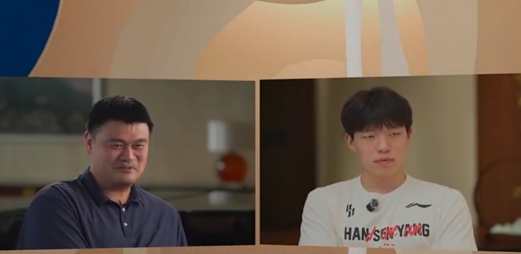 杨瀚森启蒙教练：他身体天赋远逊姚明易建联 我让他从后卫开始练