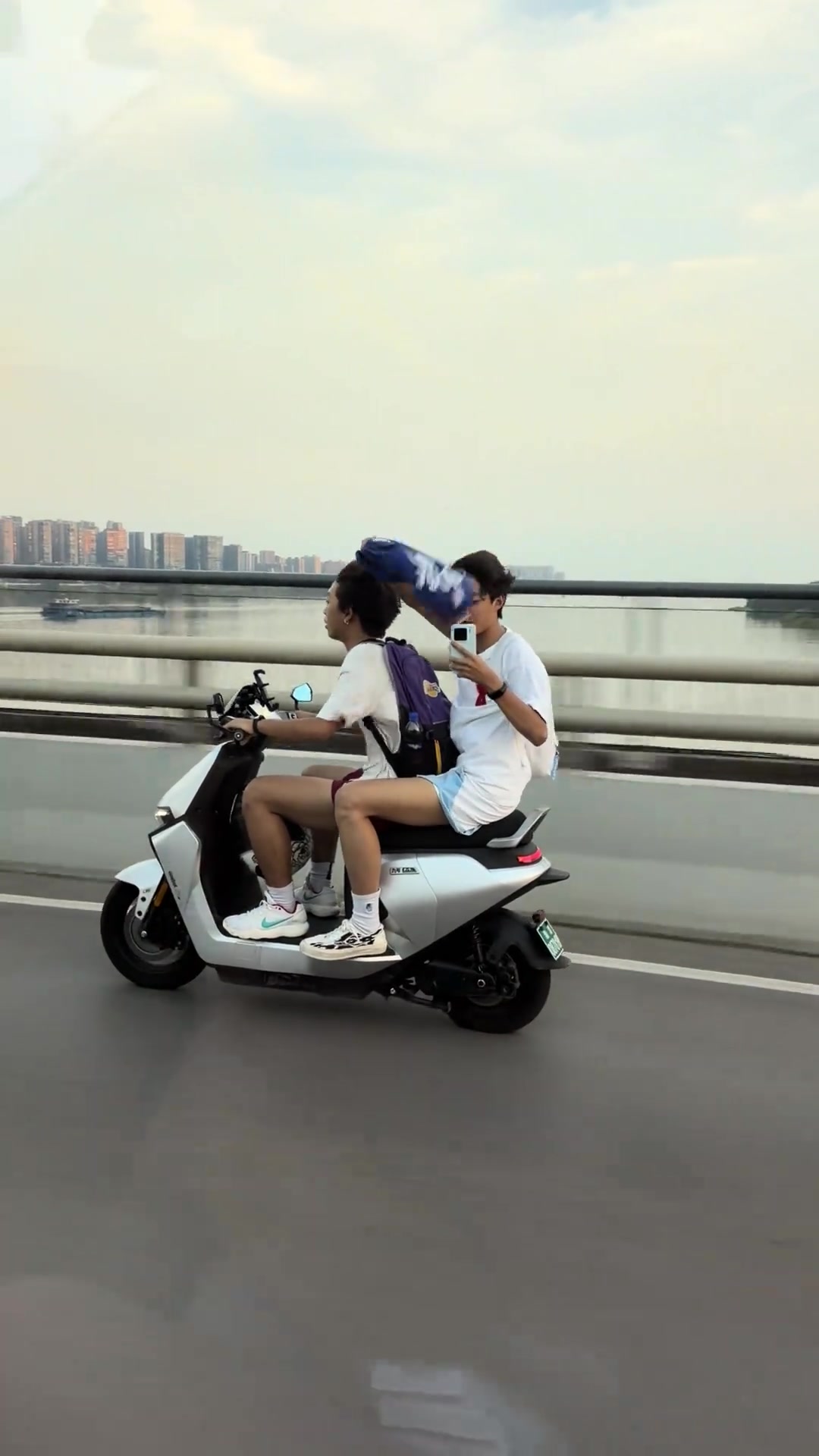 乔治被中国球迷电动车追车 亲自发文提醒戴头盔