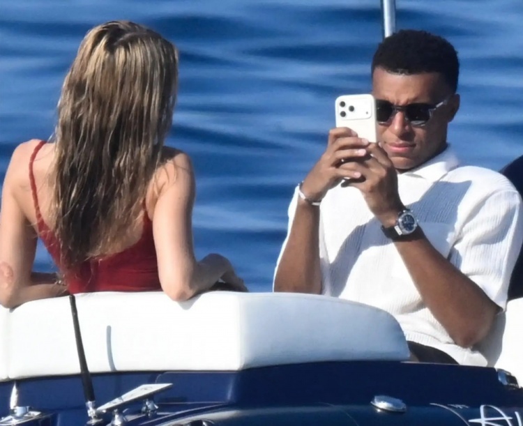 姆巴佩撒丁岛游艇为女友拍照,8月第二周归队 姆巴佩撒丁岛游艇为女友拍照,8月第二周归队