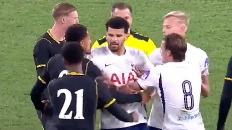 加拉格尔开场铲人染黄 热刺2-1切尔西