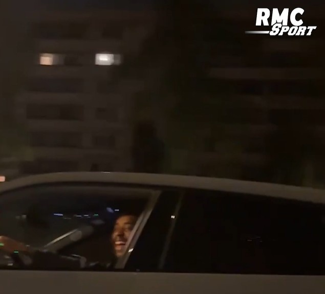 巴尔科拉开改装兰博基尼现身巴黎环城公路被球迷拍到