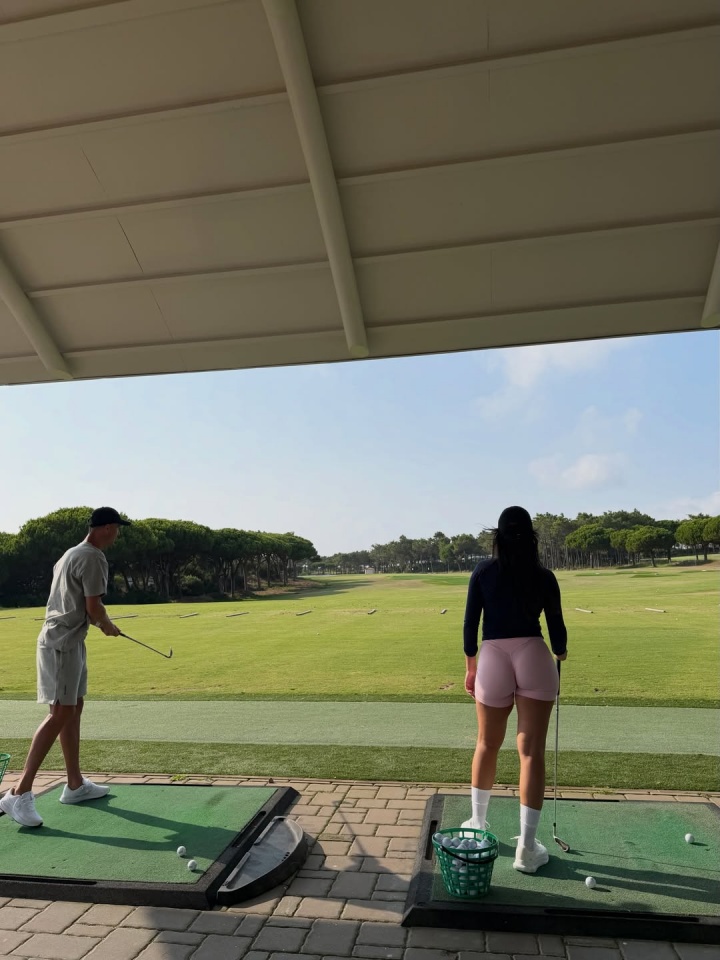里沙利松妻子泳装三连刷屏 维尼修斯复合姆巴佩晒度假照
