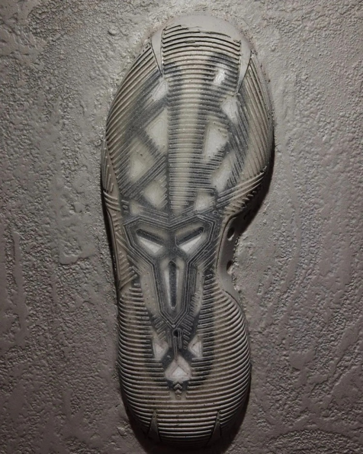 科比最后一款亲签战靴Nike Kobe NXT Prototype谍照曝光，2027年发售