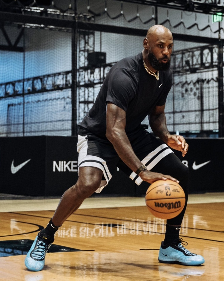 詹姆斯LeBron 24曝光 亲承最轻一代