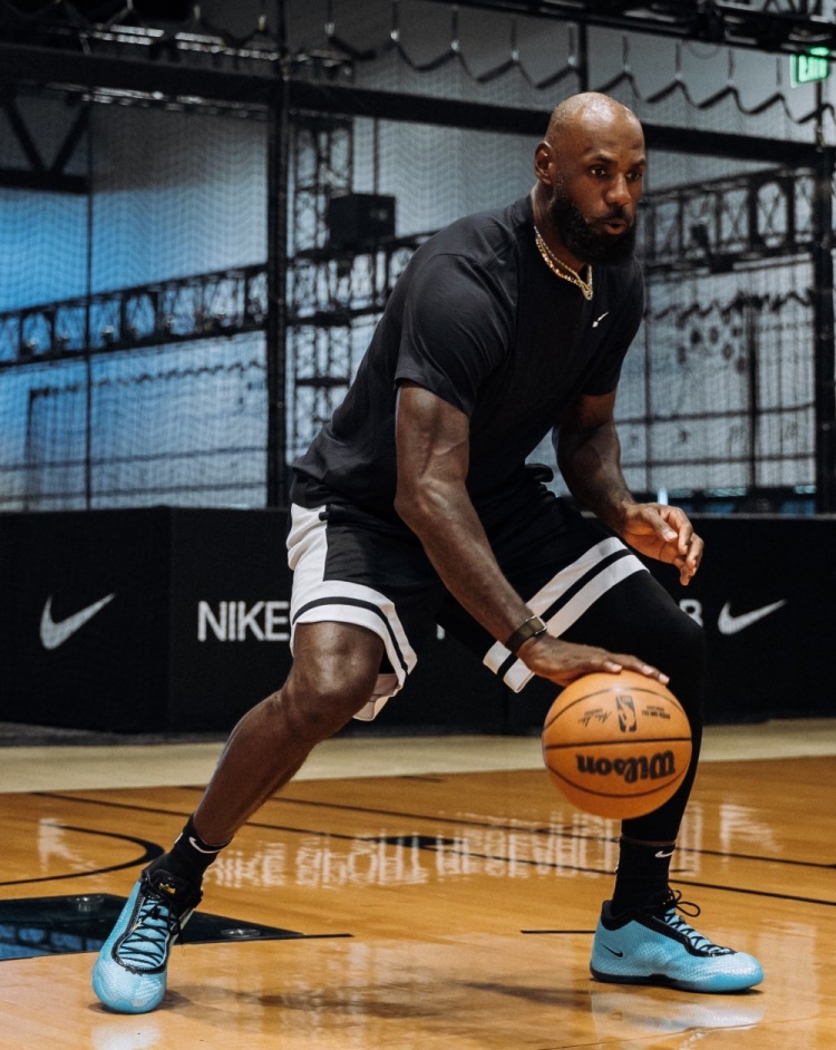 詹姆斯晒LeBron 24训练照：训练永不停歇，最轻正代战靴在路上