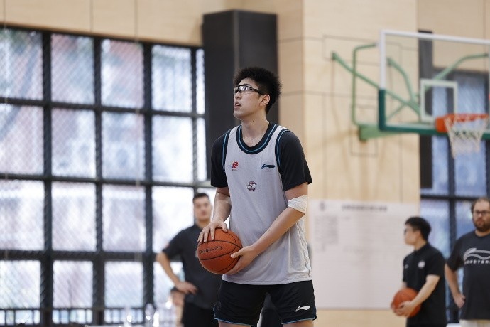 凌晨落地下午带队 广州龙狮新帅帕金斯首训无缝衔接 凌晨落地下午带队 广州龙狮新帅帕金斯首训无缝衔接