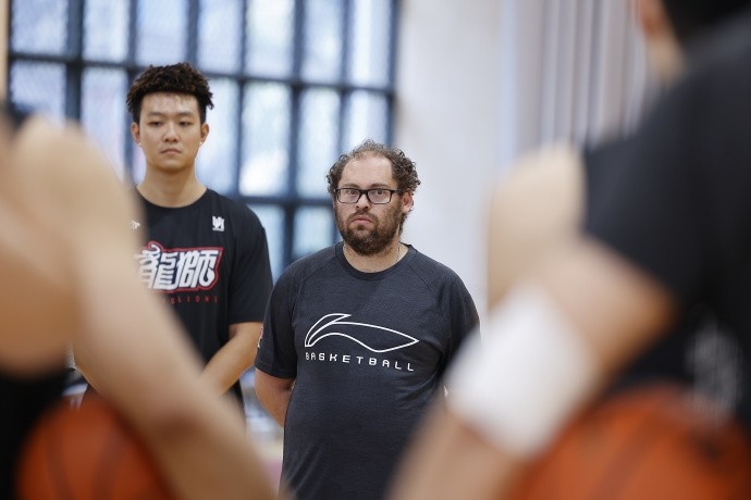 凌晨落地下午带队 广州龙狮新帅帕金斯首训无缝衔接 凌晨落地下午带队 广州龙狮新帅帕金斯首训无缝衔接