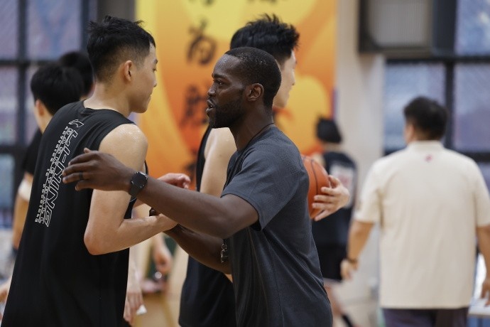 凌晨落地下午带队 广州龙狮新帅帕金斯首训无缝衔接 凌晨落地下午带队 广州龙狮新帅帕金斯首训无缝衔接