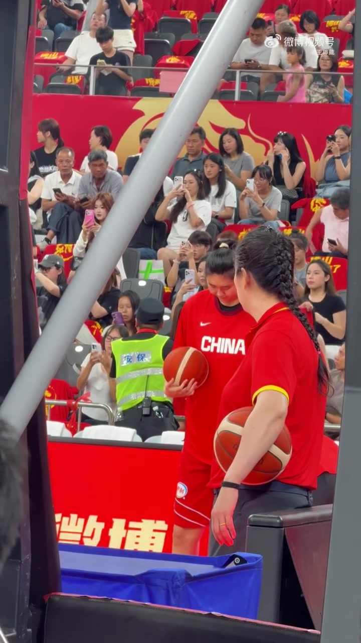 张子宇未脱热身服缺席赛前热身 中尼女篮热身赛第三场出战成疑 张子宇未脱热身服缺席赛前热身 中尼女篮热身赛第三场出战成疑