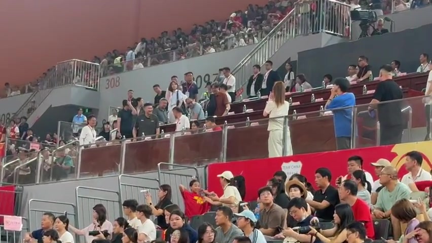 杜锋穿粤BA外套现身主席台 中国女篮今日迎战尼日利亚