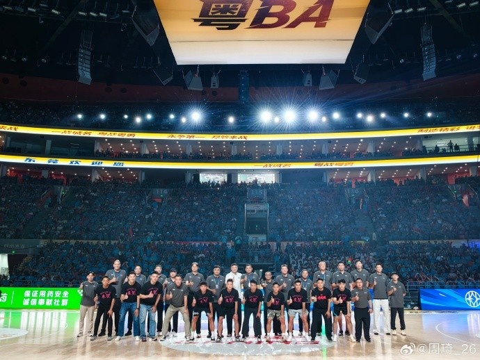 周琦现场观战粤BA总决赛第二场 晒合影配文粤BA
