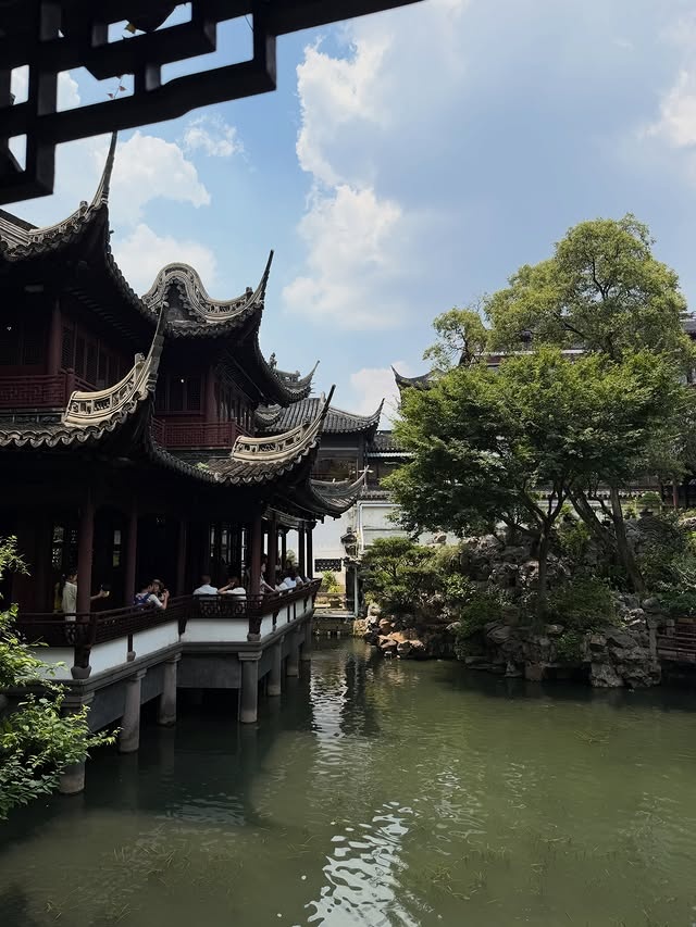 乔治妻子社媒晒中国行照片：上海48小时影像记录