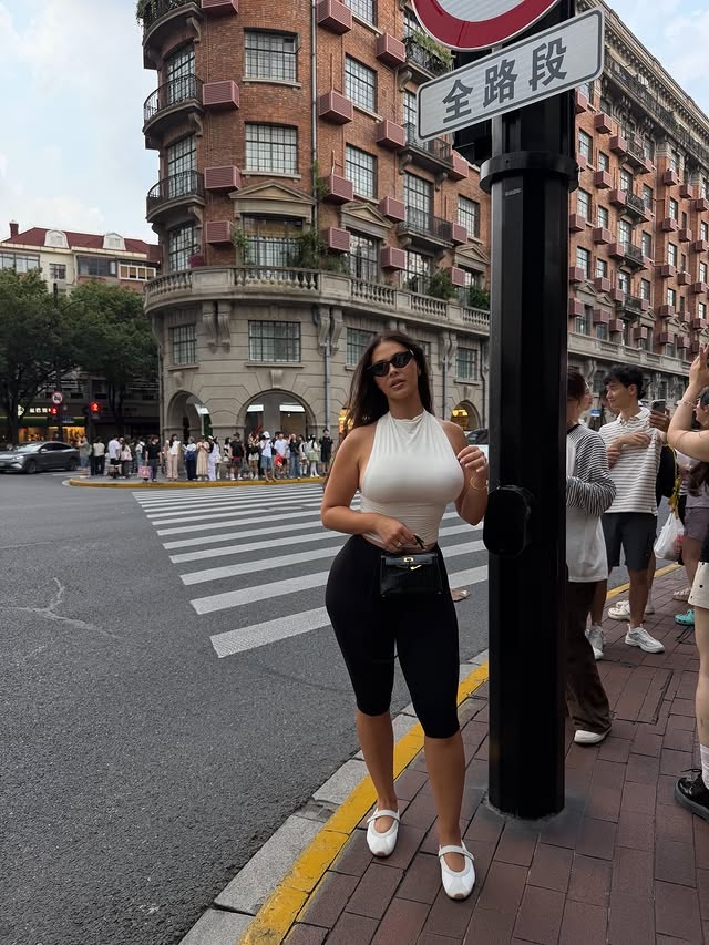乔治妻子社媒晒中国行照片：上海48小时影像记录
