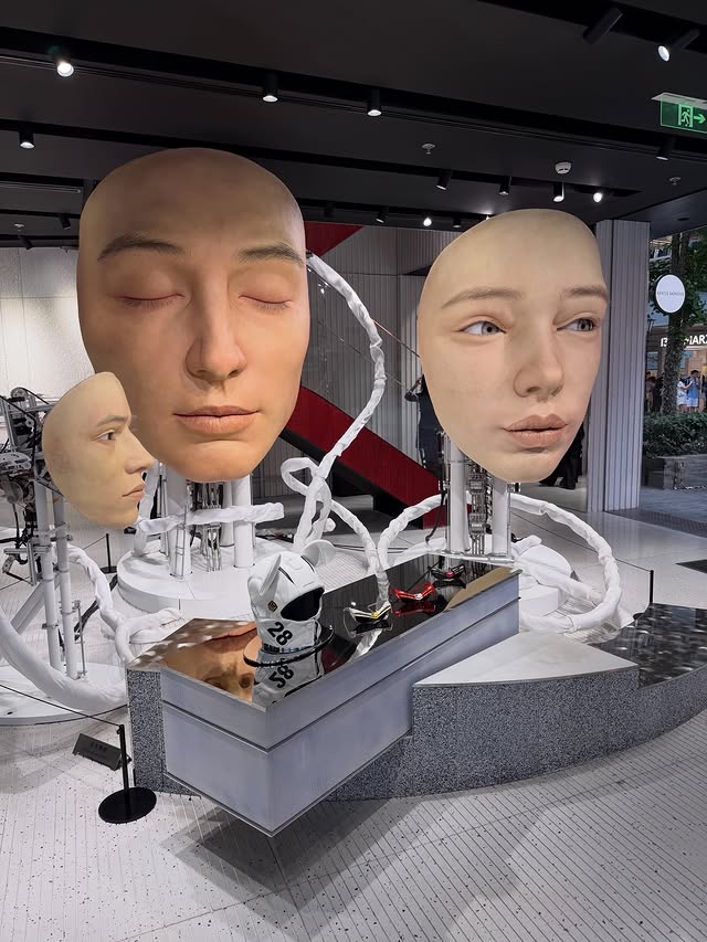 乔治妻子社媒晒中国行照片：上海48小时影像记录