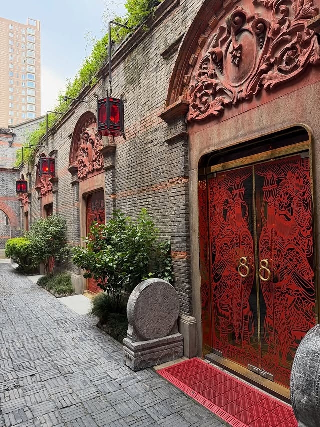 乔治妻子社媒晒中国行照片：上海48小时影像记录
