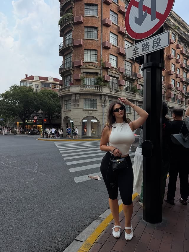乔治妻子社媒晒中国行照片：上海48小时影像记录