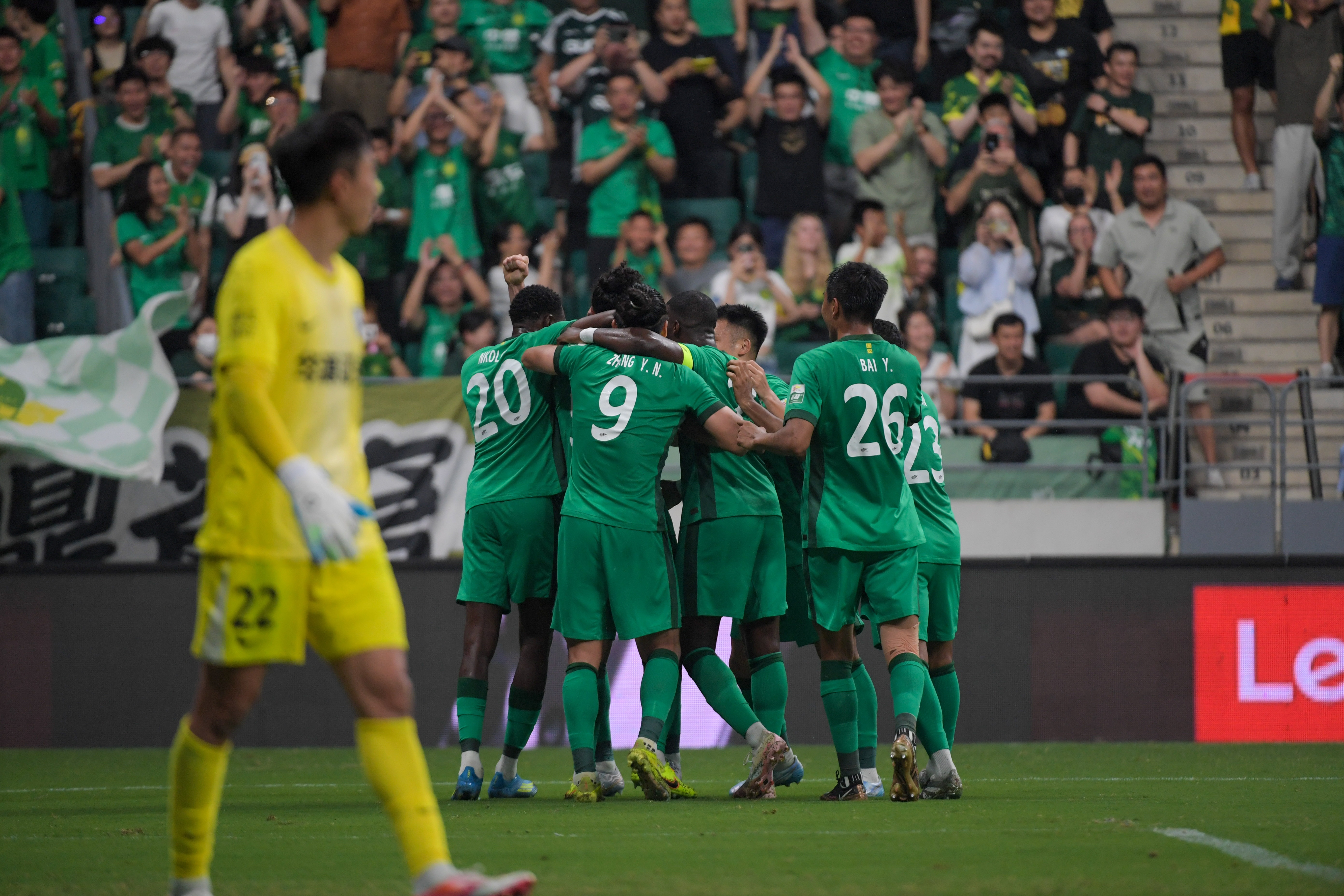 国安近8轮6胜2平取20分 进19球失8球