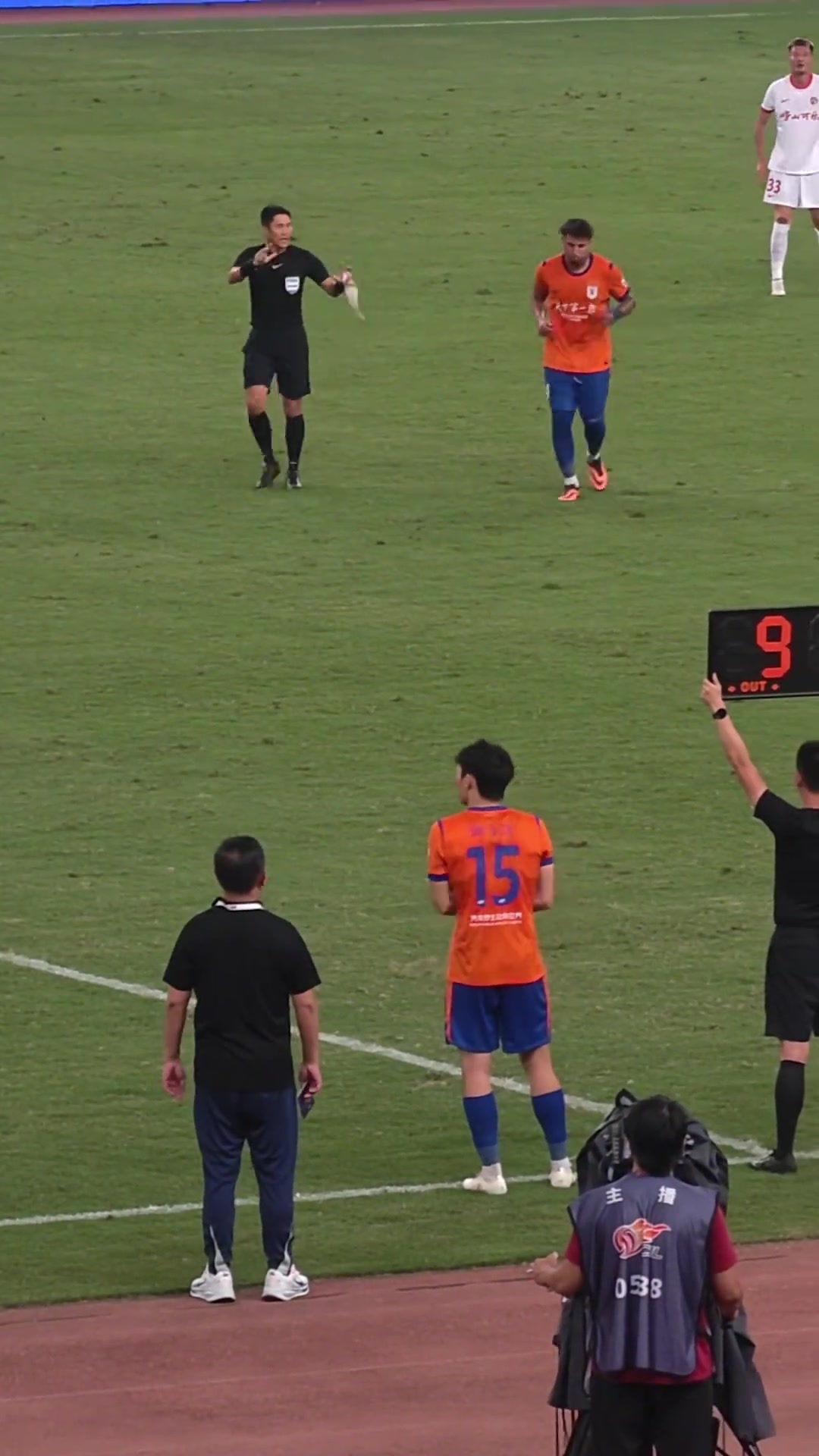 马宁对克雷桑5秒离场倒计时 泰山3-1青岛海牛补时现争议