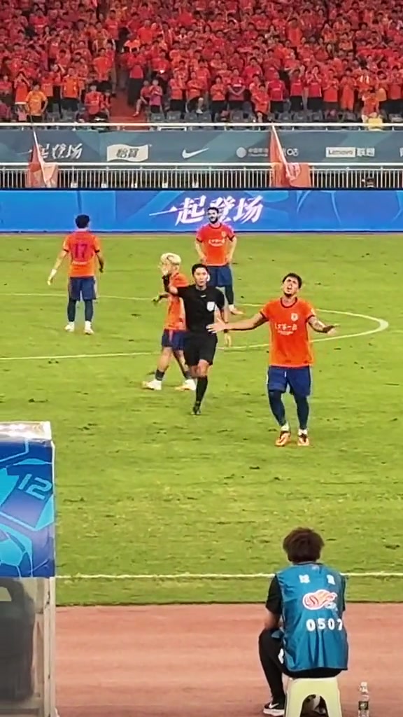 马宁对克雷桑5秒离场倒计时 泰山3-1青岛海牛补时现争议