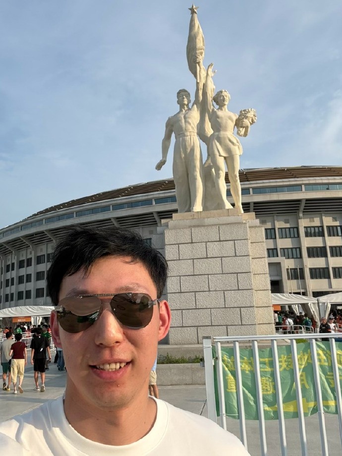 周琦现身工体观战京鲁大战：三里屯国安打卡