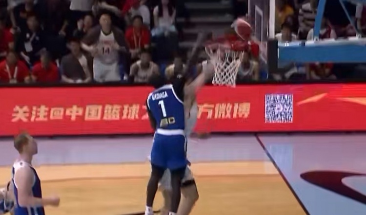 杨瀚森反击扣篮被阿巴西钉板 郭艾伦：20岁最好年纪的NBA新秀直接砸进去