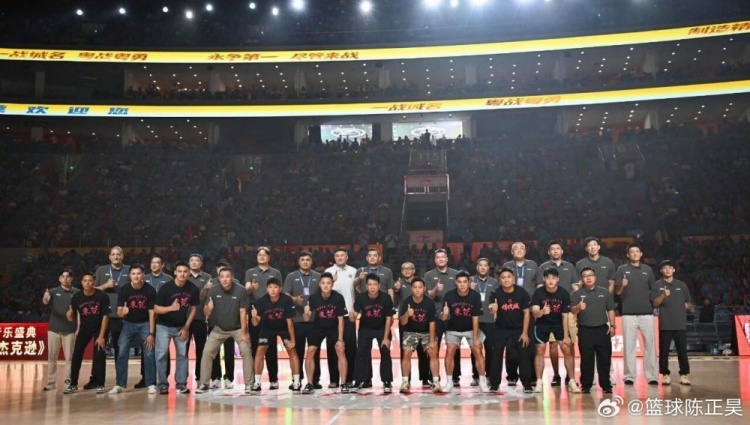 粤BA东莞108-73深圳夺冠 解说晒合影：名宿配徐杰，世界前八没问题