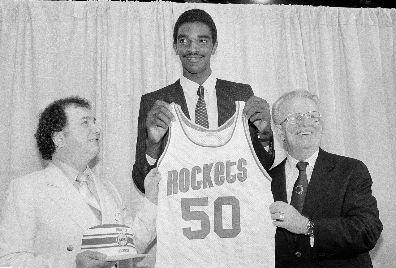 美媒评NBA历史15大7尺2以上长人 贾巴尔居首姚明第四 美媒评NBA历史15大7尺2以上长人 贾巴尔居首姚明第四