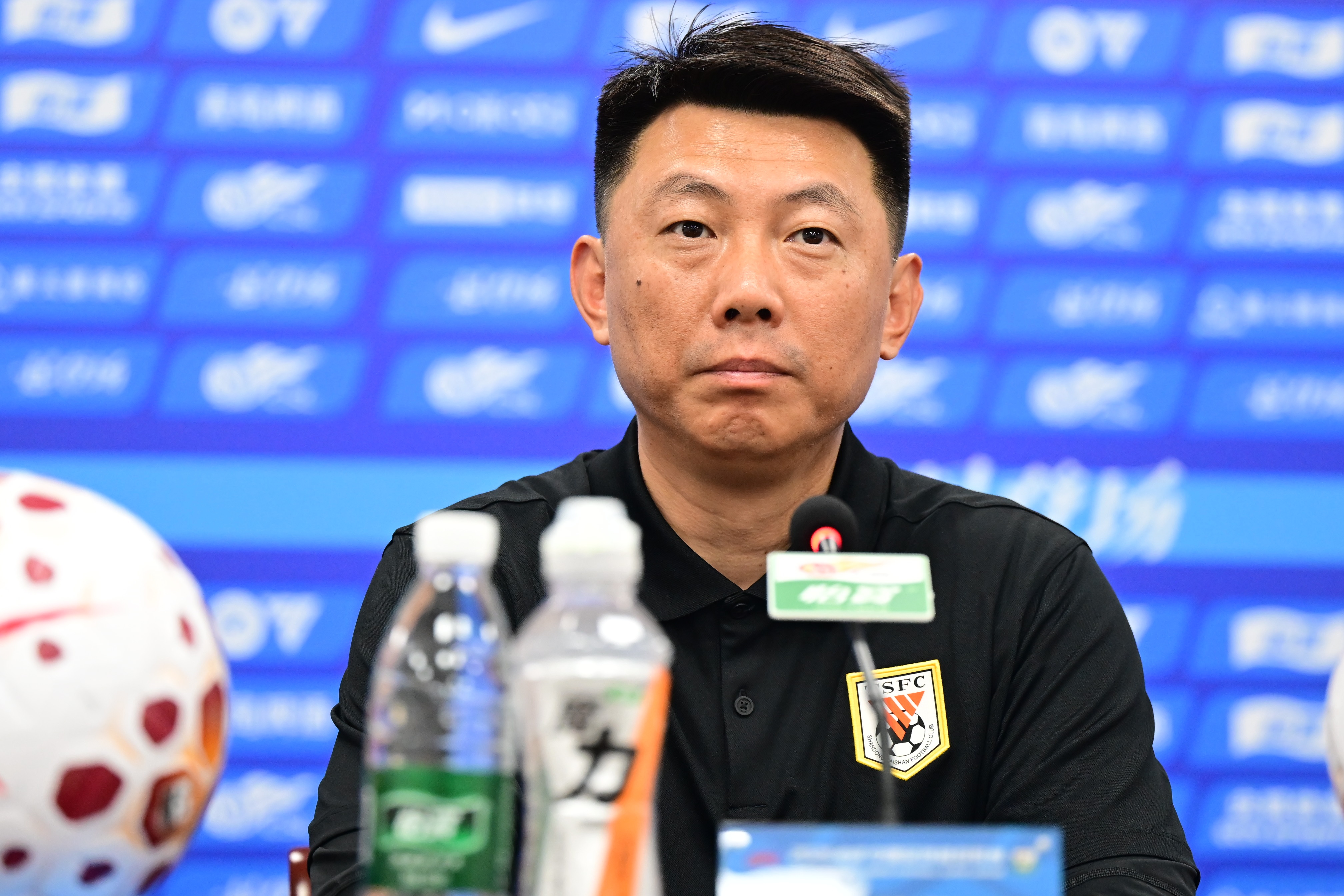 鲁媒：泰山队25人参加赛前训练，后防或微调轮换最大难题在中场