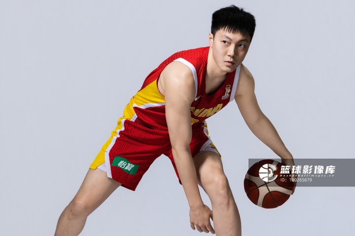 中规中矩！胡明轩小组赛场均拿到7分 三分命中率38.5%