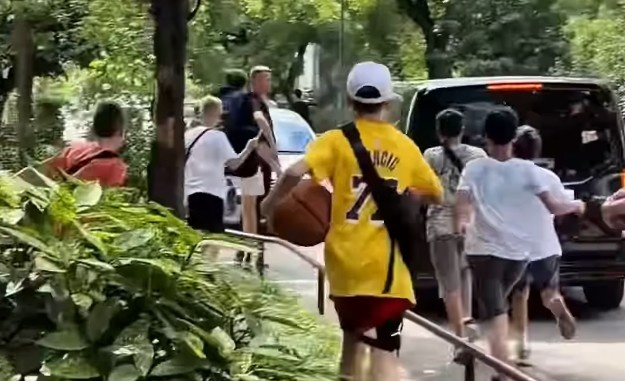 东契奇现身马德里做活动受到球迷热捧 小球迷穿湖人77号球衣追车 东契奇现身马德里做活动受到球迷热捧 小球迷穿湖人77号球衣追车